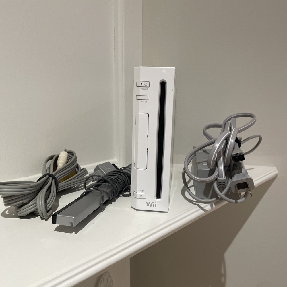 Nintendo Wii White Console RVL-001 W/ Cords Backwards Compatible Tested Works